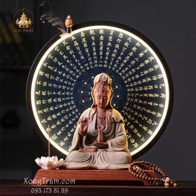 đốt trầm hương trên bàn thờ