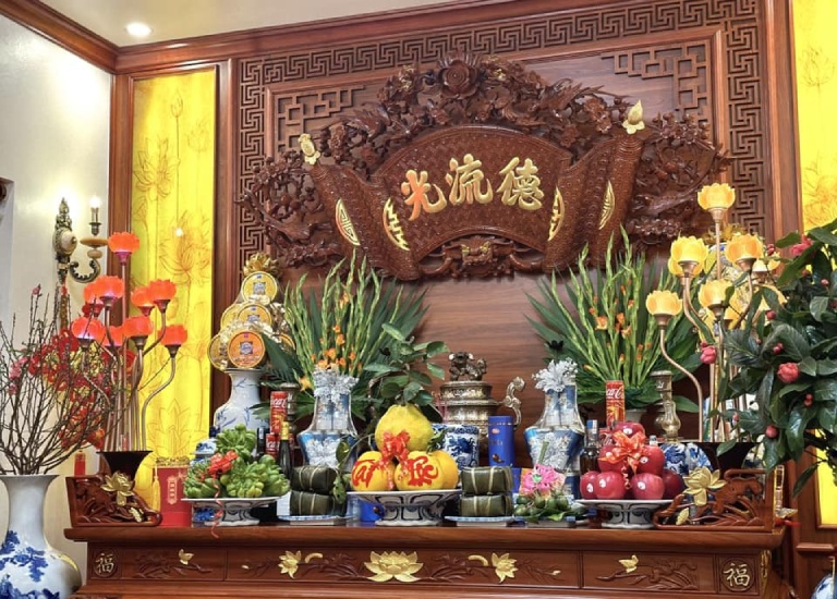 đốt trầm hương trên bàn thờ Gia Tiên