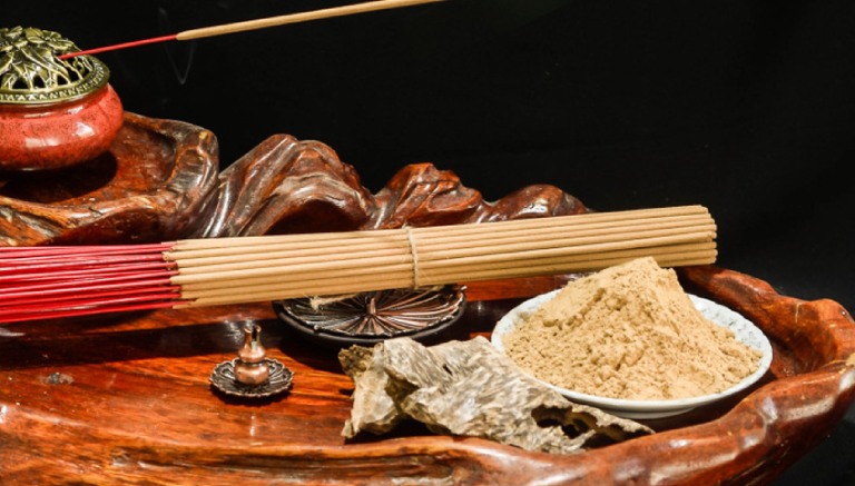 Có nên đốt trầm hương trên bàn thờ Ông Địa Thần Tài