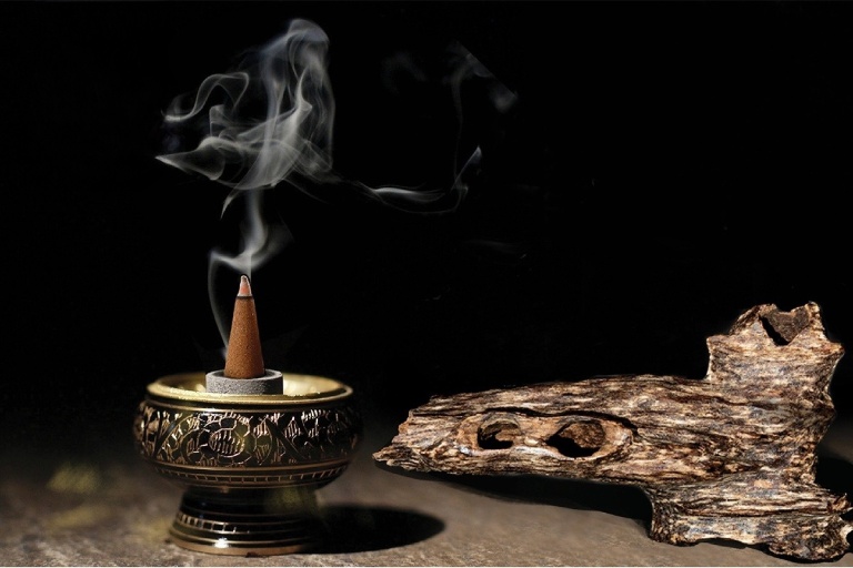 lưu ý khi đốt trầm hương trên bàn thờ Ông Địa Thần Tài